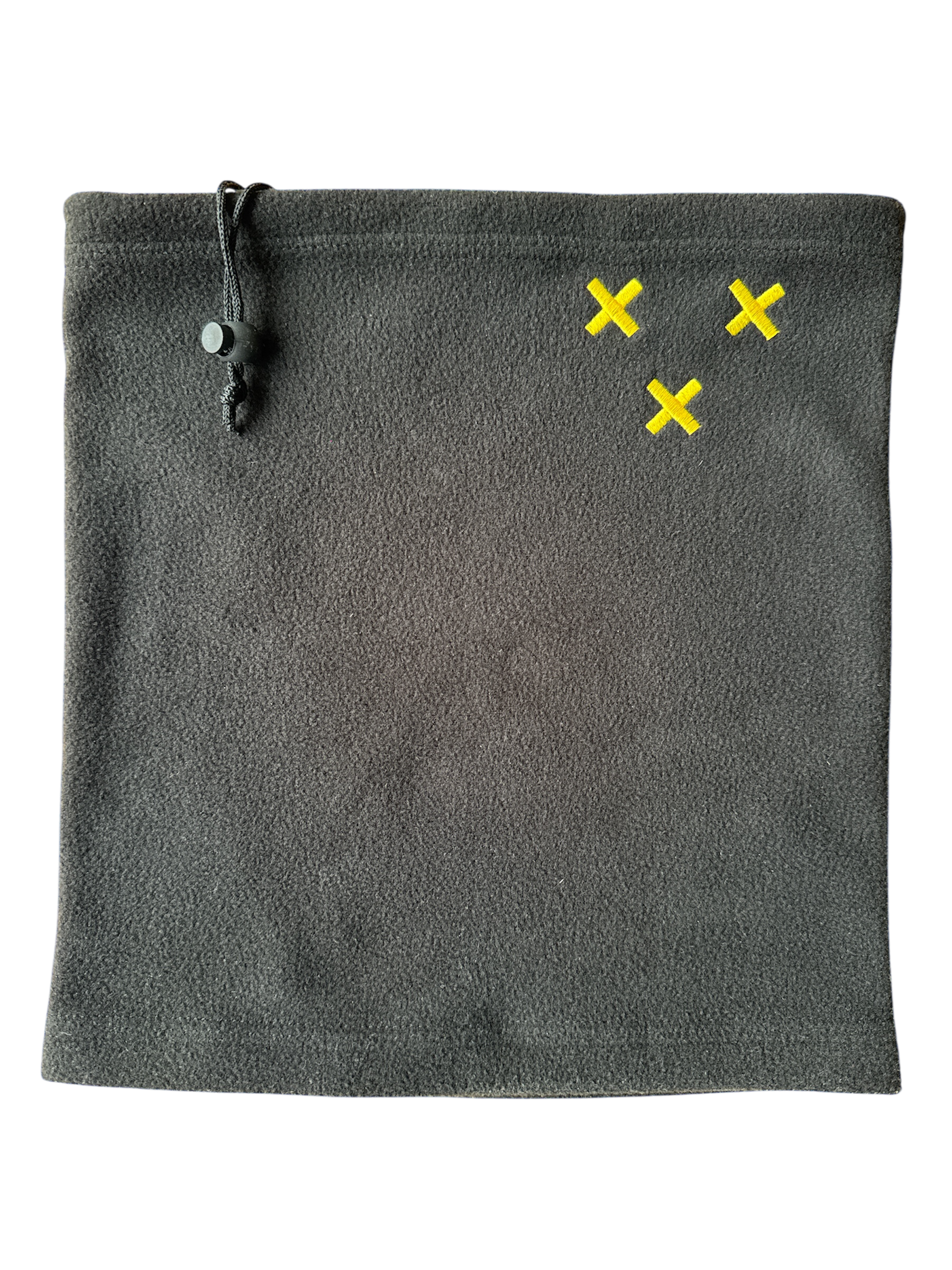 Een zwarte fleece nekwarmer met drie geborduurde gele Andreaskruisen aan de rechterbovenkant en een trekkoord met stopper aan de linkerkant, gepresenteerd op een grijze achtergrond.