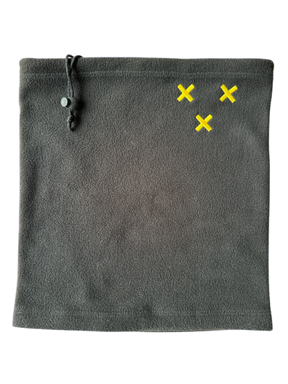 Een zwarte fleece nekwarmer met drie geborduurde gele Andreaskruisen aan de rechterbovenkant en een trekkoord met stopper aan de linkerkant, gepresenteerd op een grijze achtergrond.