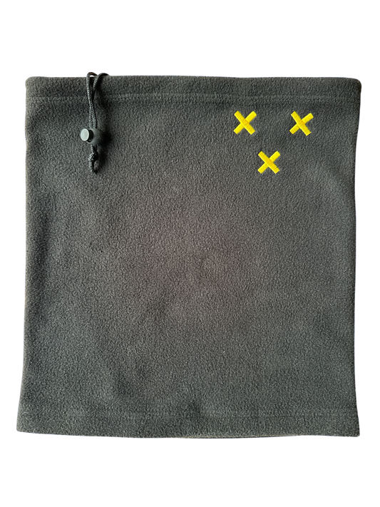 Een zwarte fleece nekwarmer met drie geborduurde gele Andreaskruisen aan de rechterbovenkant en een trekkoord met stopper aan de linkerkant, gepresenteerd op een grijze achtergrond.