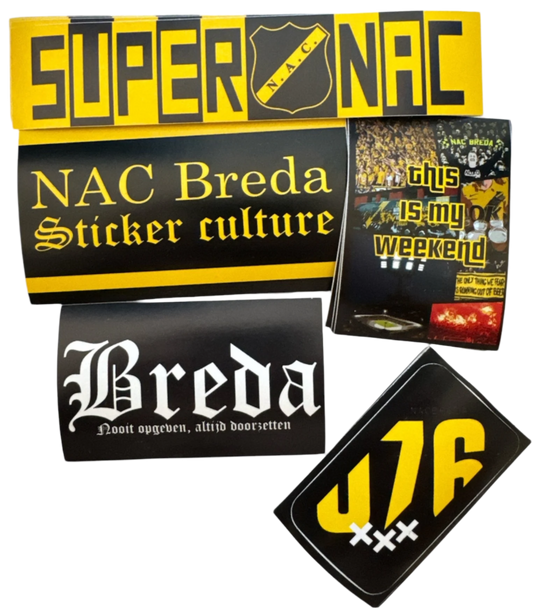 Een verzameling stickers met NAC Breda-thema. De bovenste sticker is geel met de tekst "SUPERNAC" in zwart en een klein schildlogo. Daaronder een zwarte sticker met gele tekst die luidt "NAC Breda Sticker culture." Rechts daarvan een rechthoekige sticker met een afbeelding van een vol stadion en de tekst "this is my weekend." Een andere zwarte sticker eronder heeft witte gotische tekst met "Breda" en kleinere tekst eronder die zegt "Nooit opgeven, altijd doorzetten." De laatste sticker rechtsonder is zwart