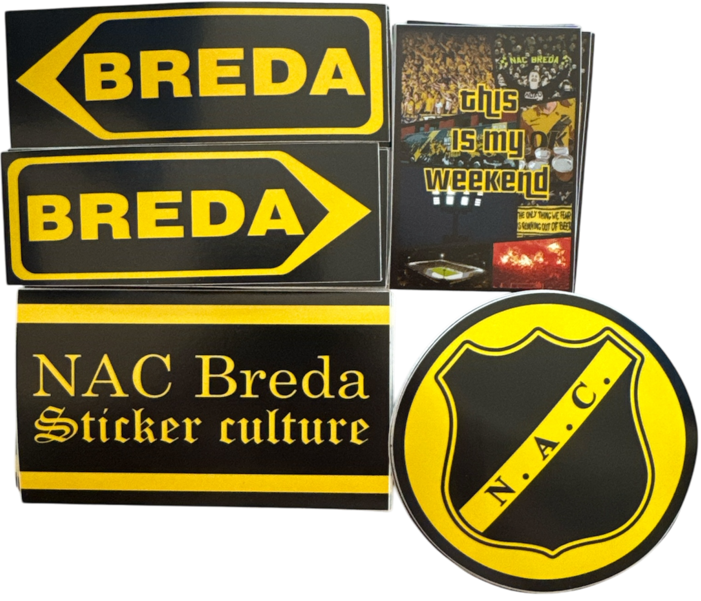  Een verzameling stickers en een boekje gerelateerd aan NAC Breda, een voetbalclub. De items omvatten:

Twee rechthoekige stickers met het woord "BREDA" in gele tekst op een zwarte achtergrond.
Een pijlvormige sticker met het woord "BREDA" in gele tekst op een zwarte achtergrond.
Een rechthoekige sticker met de tekst "NAC Breda Sticker culture" in gele tekst op een zwarte achtergrond.