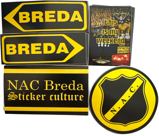  Een verzameling stickers en een boekje gerelateerd aan NAC Breda, een voetbalclub. De items omvatten:

Twee rechthoekige stickers met het woord "BREDA" in gele tekst op een zwarte achtergrond.
Een pijlvormige sticker met het woord "BREDA" in gele tekst op een zwarte achtergrond.
Een rechthoekige sticker met de tekst "NAC Breda Sticker culture" in gele tekst op een zwarte achtergrond.