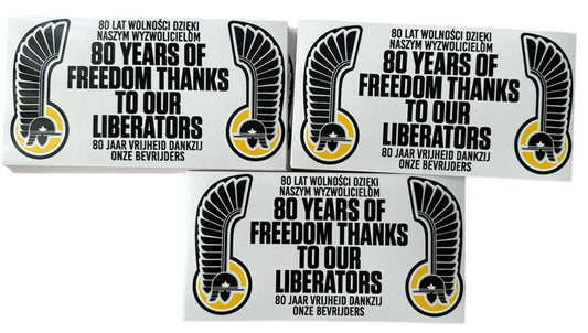 Deze foto toont drie stickers met de tekst "80 Jaar Vrijheid Dankzij Onze Bevrijders", "80 Years of Freedom Thanks To Our Liberators" en "80 Lat Wolności Dzięki Naszym Wyzwolicielom". De stickers hebben ook een afbeelding van een gevleugeld zwaard, een symbool van de 1e Poolse Pantserdivisie die Breda bevrijdde in 1944. Deze stickers zijn perfect voor iedereen die de bevrijding van Breda wil herdenken. Ze zijn ideaal om te plakken op telefoons, laptops, auto's of andere persoonlijke spullen.