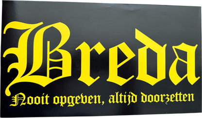 Zwarte sticker met in geel gotisch schrift 'Breda' en daaronder de tekst 'Nooit opgeven, altijd doorzetten' in hetzelfde gele lettertype, afmetingen 36x20cm.