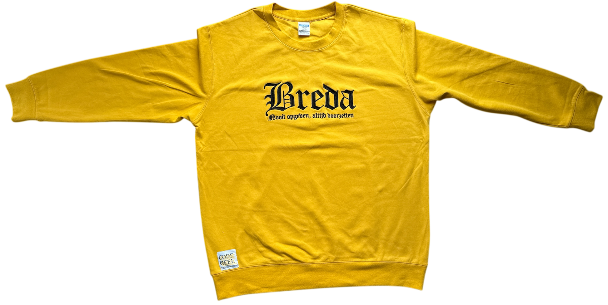 Vooraanzicht van een gele NAC Breda sweater met lange mouwen, zwarte 'Breda' opdruk op de borst en een klein wit 'Code Geel' label aan de onderzijde.