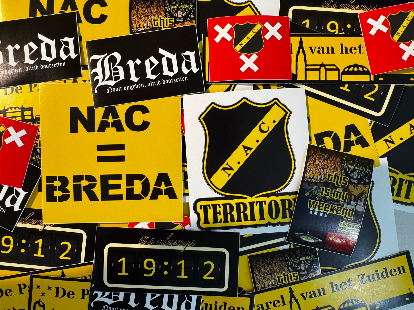 Vakantie stickerpakket 2 van NACsfeer: een verzameling NAC Breda stickers met ontwerpen zoals 'NAC = Breda', het clublogo, stadionbeelden en de tekst 'It's always 1912'.