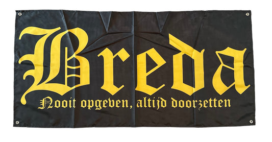 Deze foto toont een zwarte NAC Breda vlag met het woord "Breda" in witte gotische letters en de tekst "Nooit opgeven, altijd doorzetten" eronder. Deze iconische spreuk is een motto van de club en symboliseert de vechtlust en vastberadenheid van NAC Breda. Deze vlag is een perfecte manier om je steun te tonen aan NAC Breda en je verbondenheid met de stad Breda te uiten. Ideaal voor wedstrijden, sfeeracties en als decoratie. Deze vlag is zwart met gele tekst