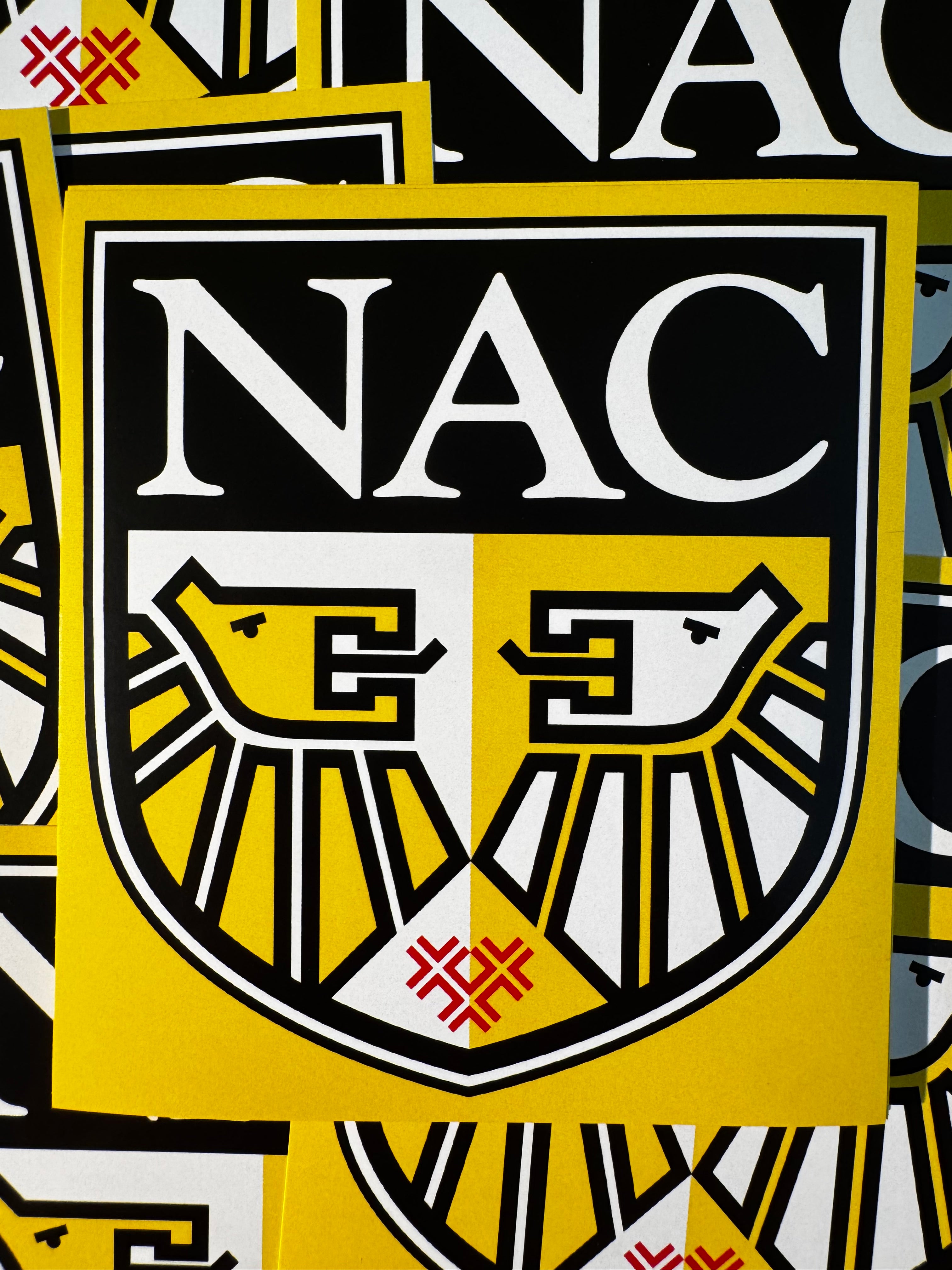 Close-up van het NAC logo uit 1996 met het schild, de twee leeuwenkoppen en het rode Andreaskruis