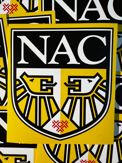 Close-up van de NAC retro sticker met het oude logo, het schild met twee leeuwen en het Bredase kruis in rood